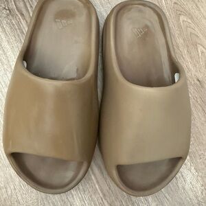 adidas Yeezy Slide in Earthy Brown